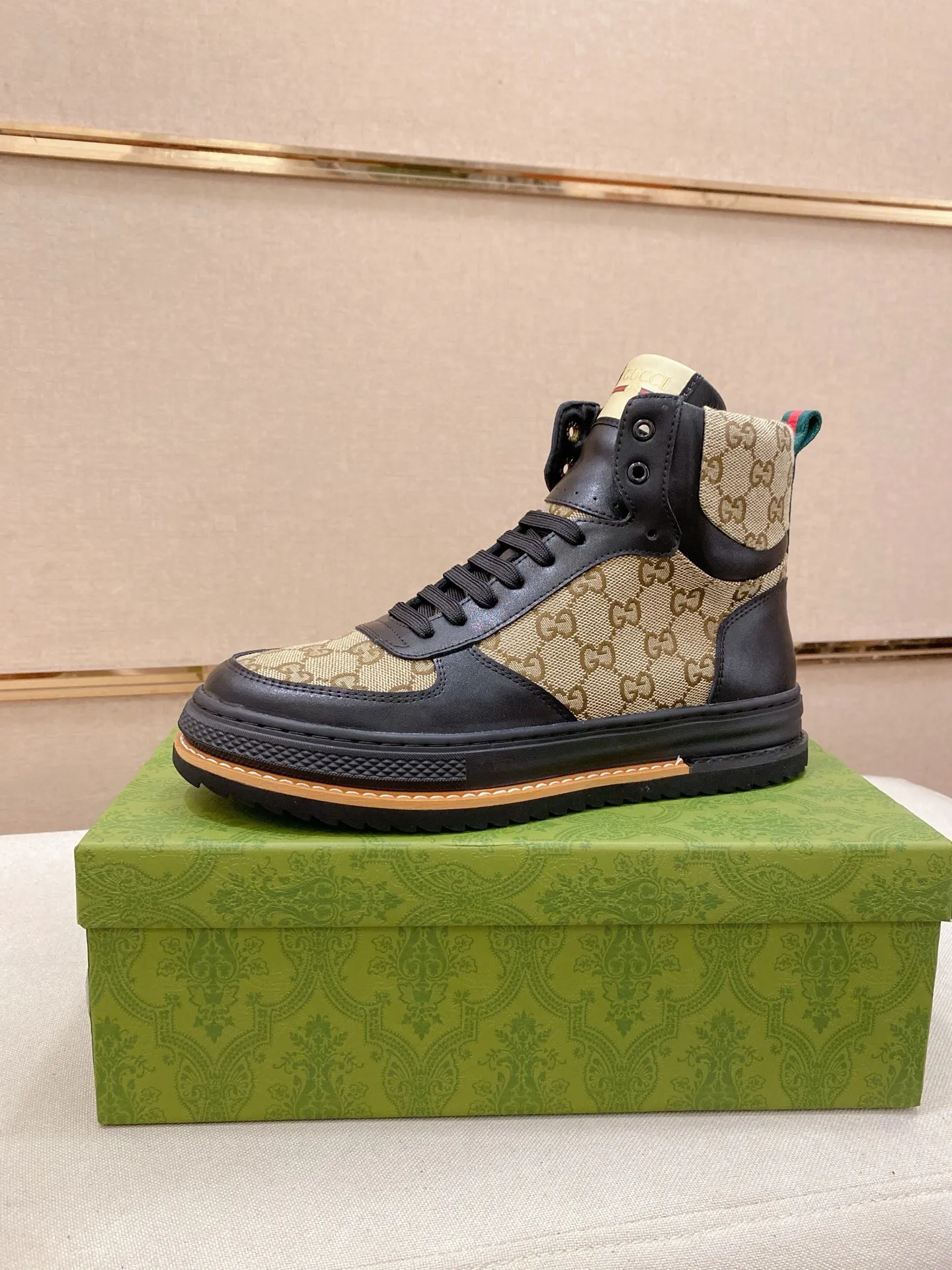 Men's shoes 💰 440 💰 High-quality new high-top GUCCI counters are on the market at the same time. The new men's shoes, 😘fabrics are selected imported cowhide, lining: sheepskin lining. 👍🏿 High-end ☄️ air-cushion molded anti-slip rubber outsole, exquisite lines, simple and elegant, comfortable and high-end for leisure travel. Code number: 38 to 44 (45 can be customized and cannot be returned or exchanged)